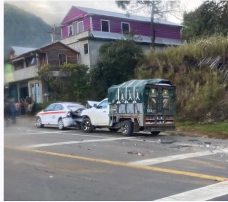Choque entre taxi y camioneta provoca movilizaci&oacute;n en la Curva de los Doctores