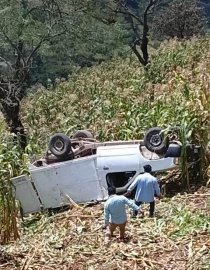 Aparatosa volcadura de camioneta deja dos lesionados, en Cancuc