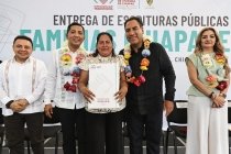 En Suchiate, Eduardo Ram&iacute;rez entrega escrituras p&uacute;blicas y brinda certeza jur&iacute;dica a familias chiapanecas