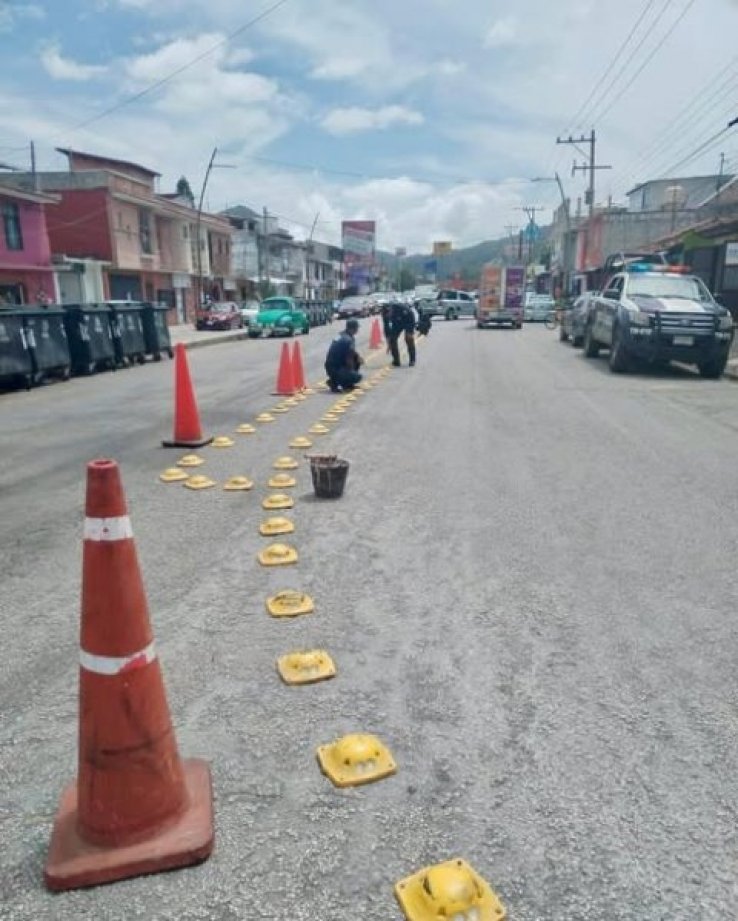 Gobierno Municipal refuerza la seguridad vial con instalaci&oacute;n de boyas en la Diagonal Hermanos Paniagua