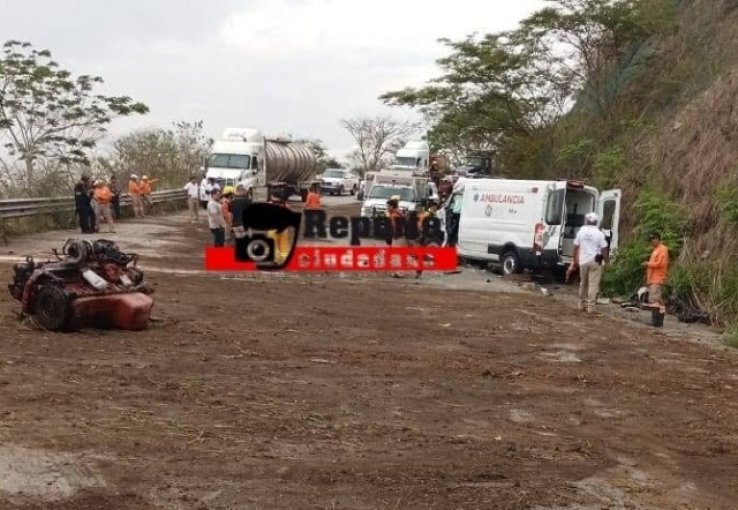 Pierde la vida un beb&eacute; tras accidente entre ambulancia y cami&oacute;n pesado en Ocozocoautla