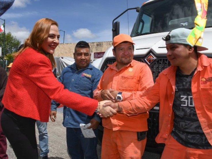 Entrega Fabiola Ricci nuevos camiones de recolecci&oacute;n de basura y uniformes a trabajadores de Limpia Municipal
