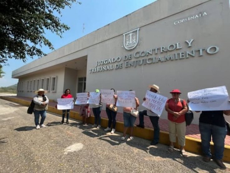 Protestan en juzgado de Copainal&aacute; por retrasos
