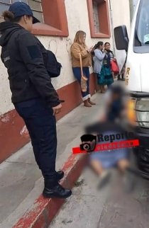 Adulta mayor sufre ca&iacute;da de combi en marcha