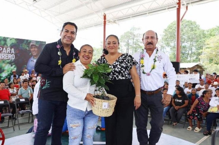 Eduardo Ram&iacute;rez entrega apoyos al campo y pone en marcha obras prioritarias en la Frailesca
