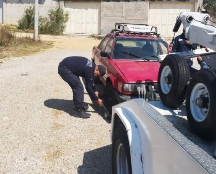Asegura Tr&aacute;nsito Municipal veh&iacute;culo abandonado en el Perif&eacute;rico Oriente