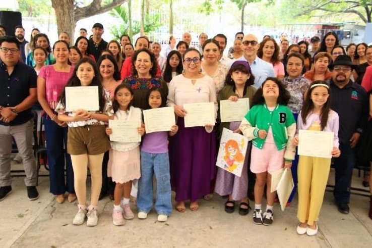 Luci&eacute;rnagas iluminan la Secretar&iacute;a de Educaci&oacute;n